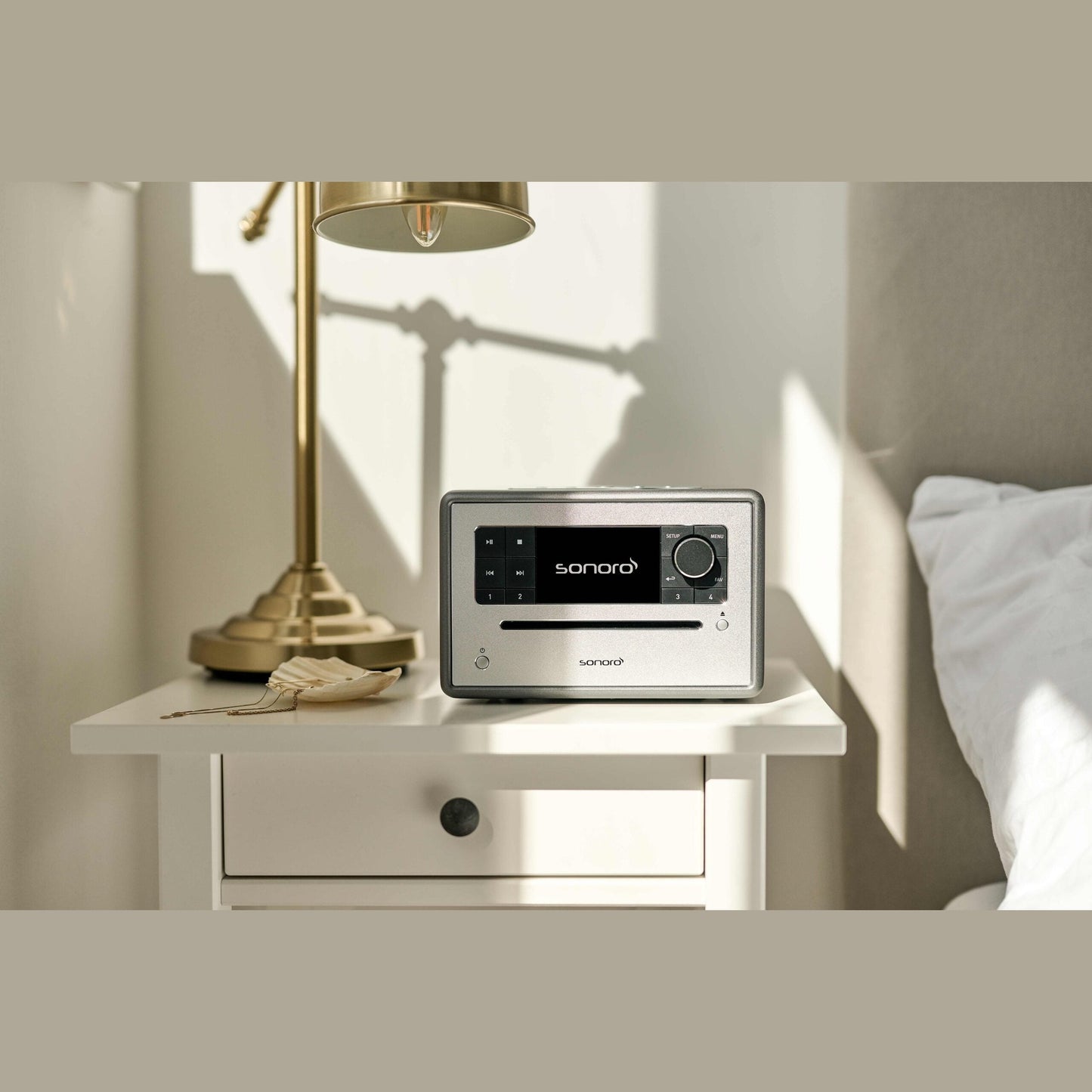 Sonoro Elite Internetradio Lifestyle im Schlafzimmer neben dem Bett, Graphit matt