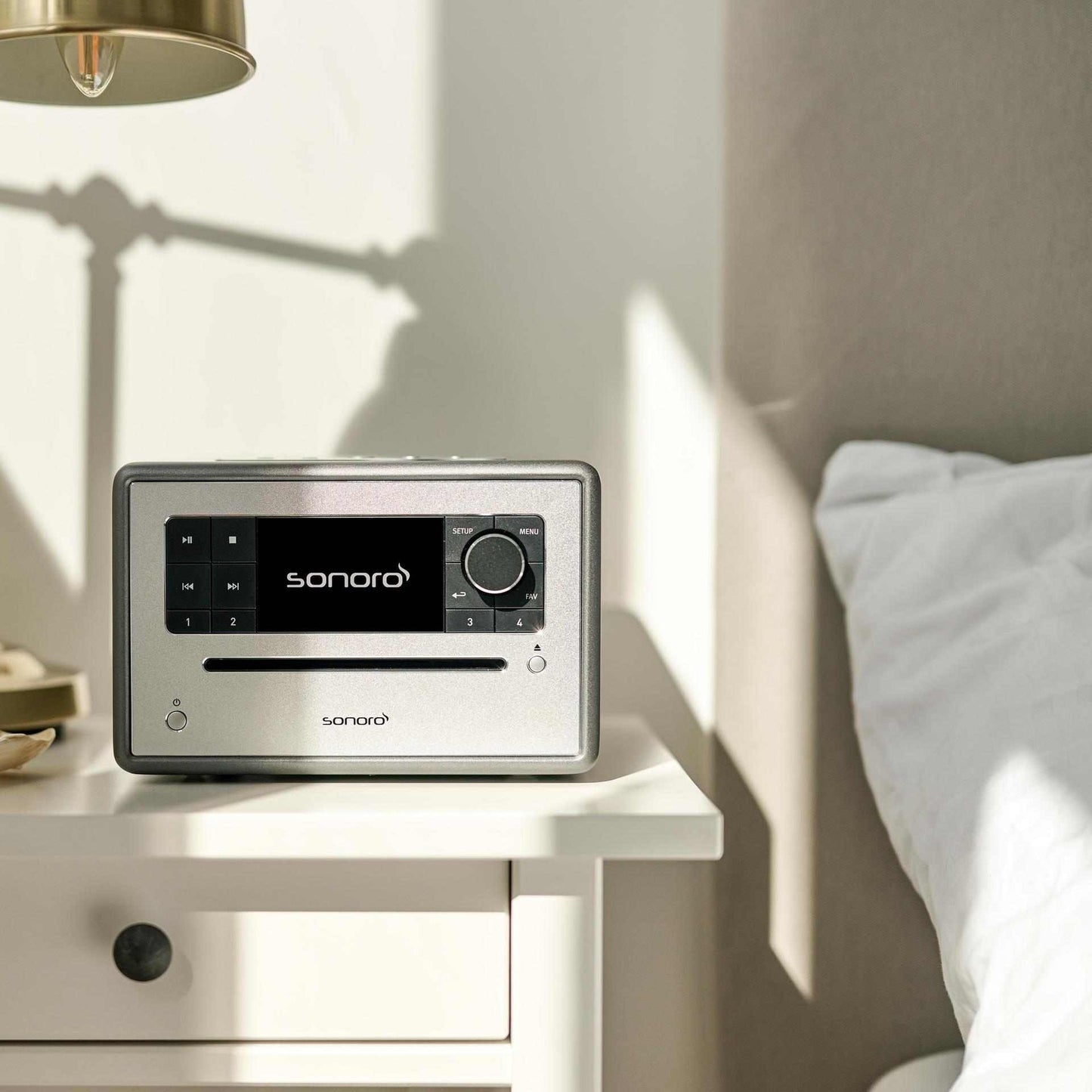 Sonoro Elite Internetradio Lifestyle auf Nachttisch im Sonnenlicht, Graphit matt