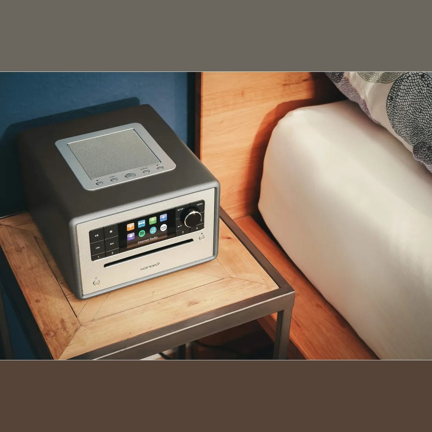 Sonoro Elite Internetradio Lifestyle auf Beistelltisch am Bett, Graphit matt