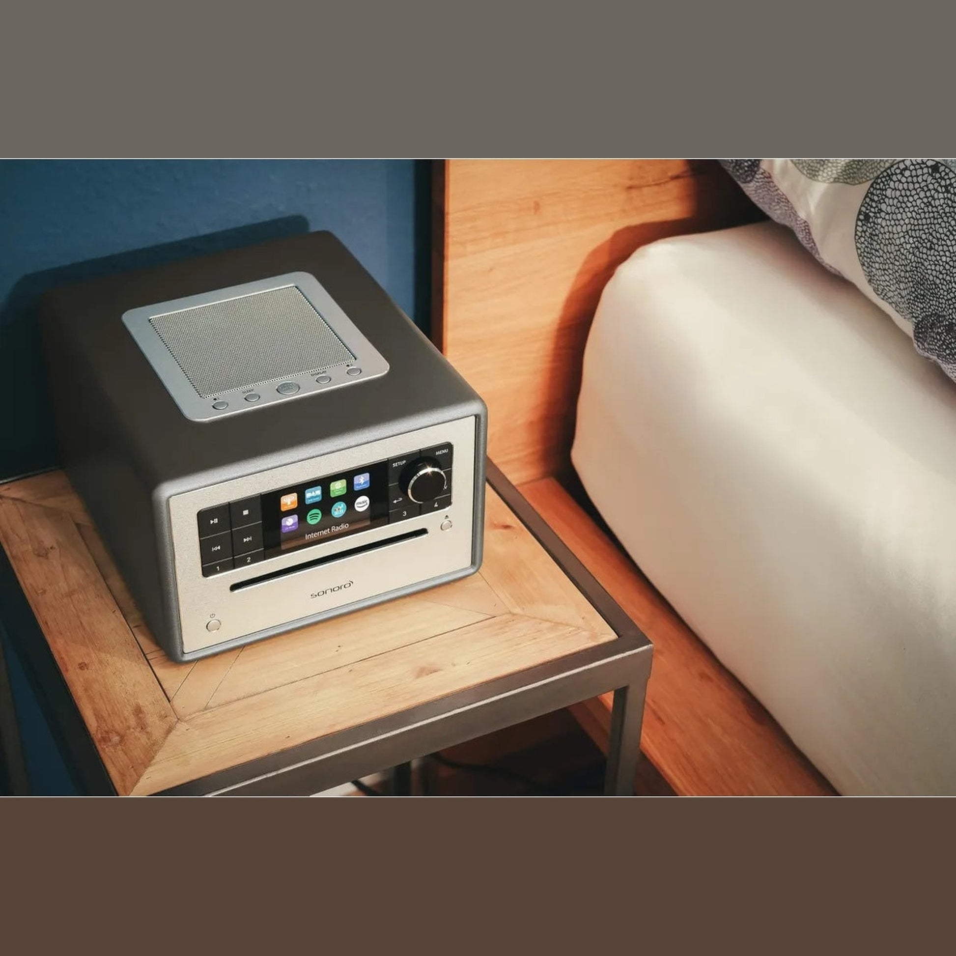 Sonoro Elite Internetradio Lifestyle auf Beistelltisch am Bett, Graphit matt