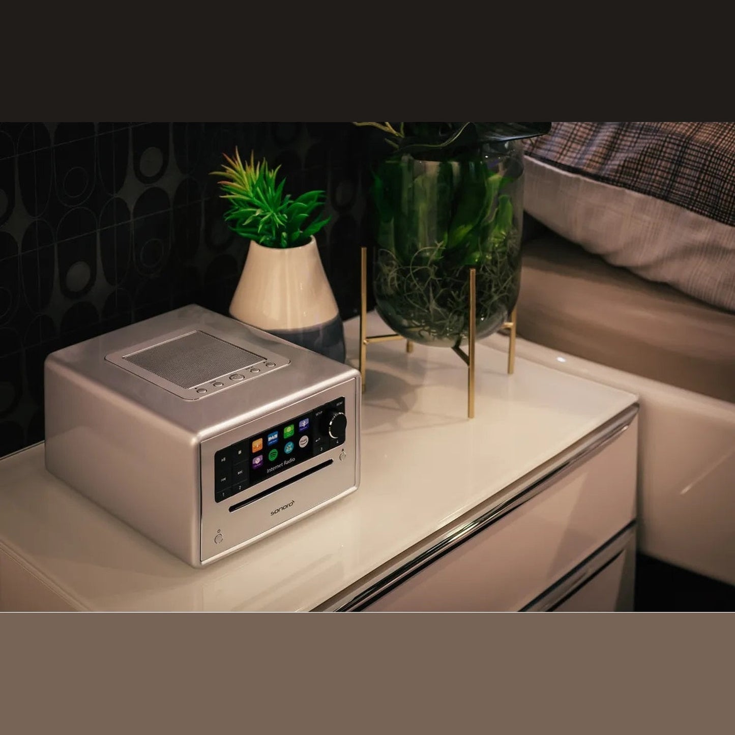 Sonoro Elite Internetradio Lifestyle auf Nachttisch mit Pflanzen, Silber hochglänzend