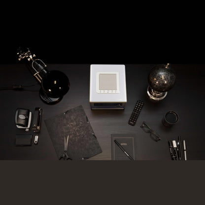 Sonoro Elite Internetradio Lifestyle auf dunklem Schreibtisch, Silber hochglänzend
