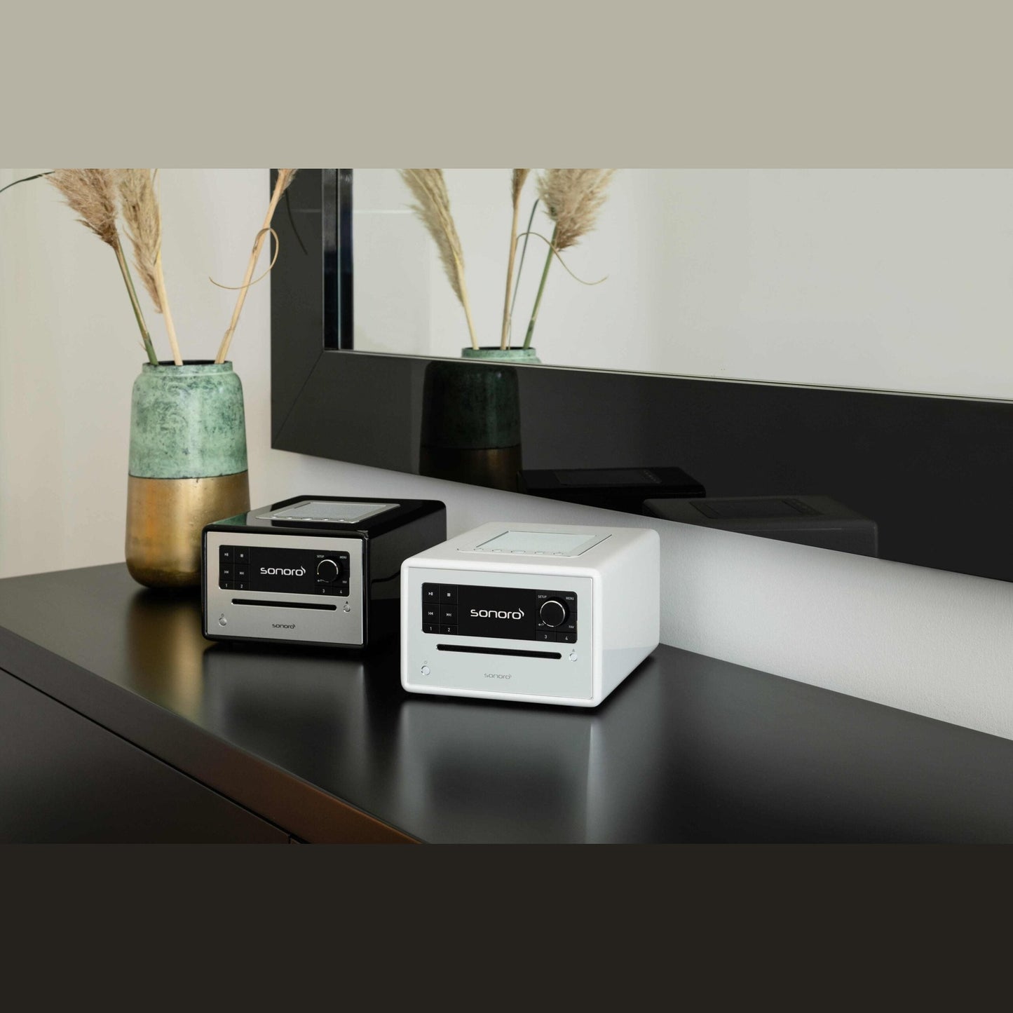 Sonoro Elite Internetradio Lifestyle mit zwei Geräten auf schwarzem Sideboard, Weiss hochglänzend