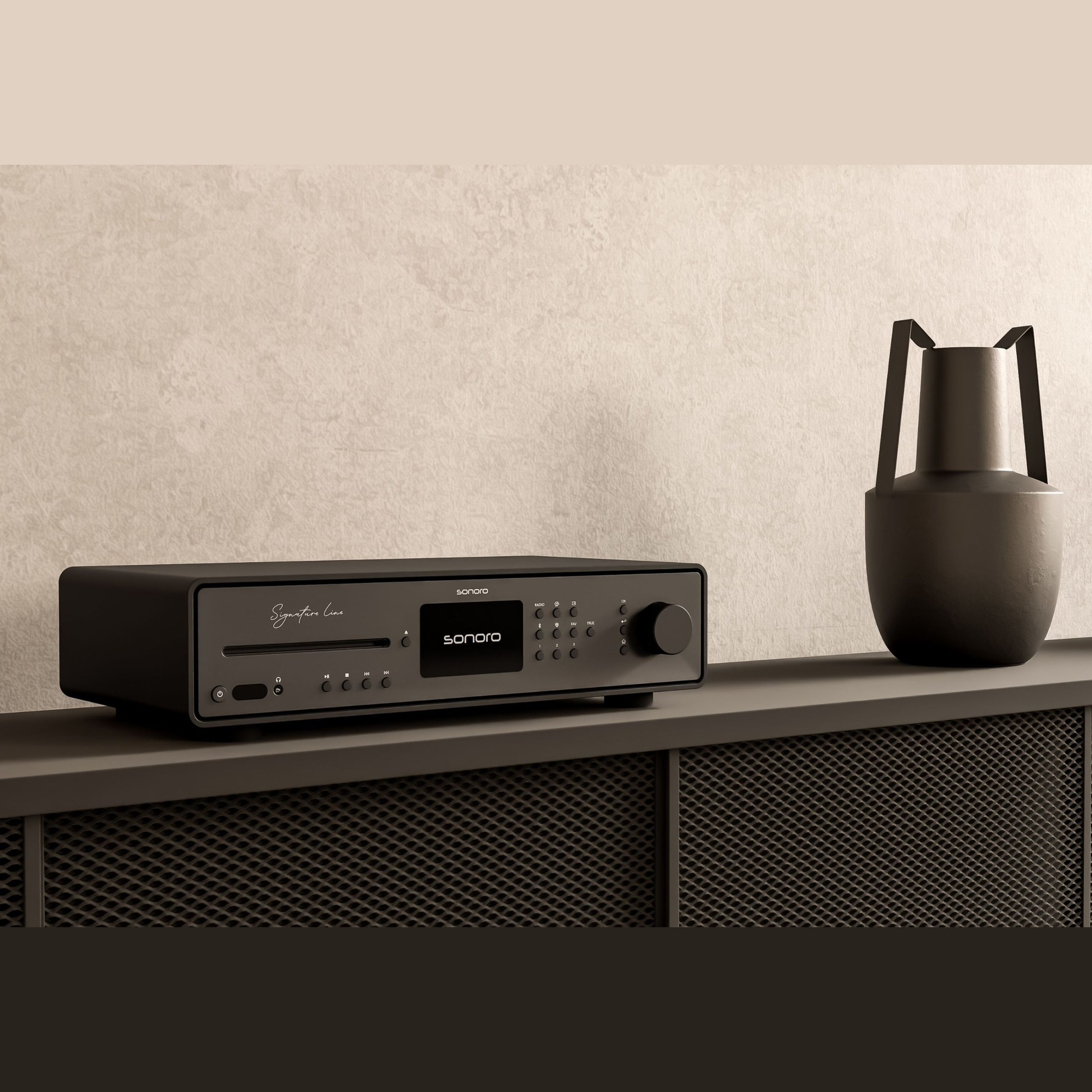 Sonoro Maestro Quantum Signature Stereo-Receiver Lifestyle auf Sideboard, Schwarz matt