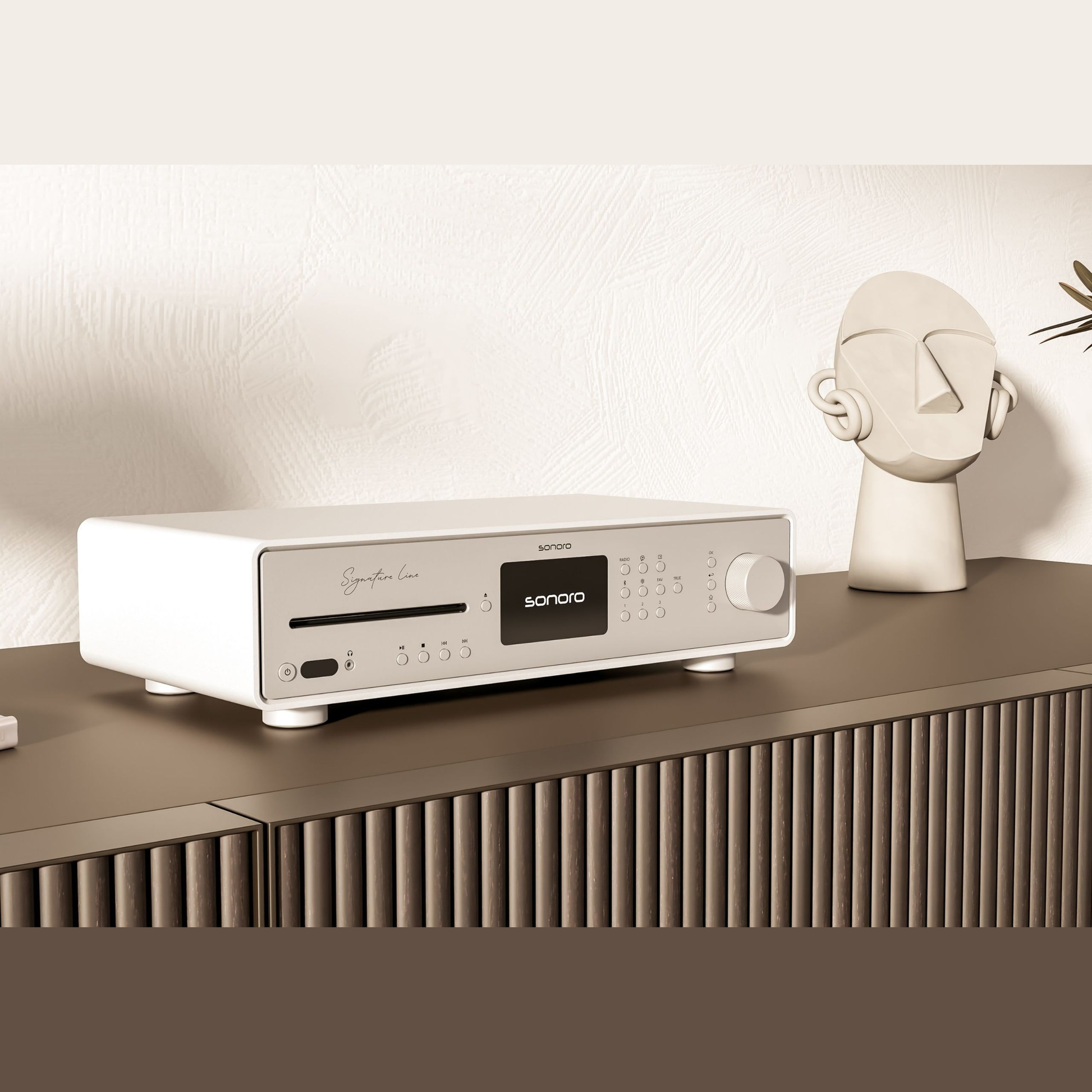 Sonoro Maestro Quantum Signature Stereo-Receiver Lifestyle auf Sideboard, Weiss matt