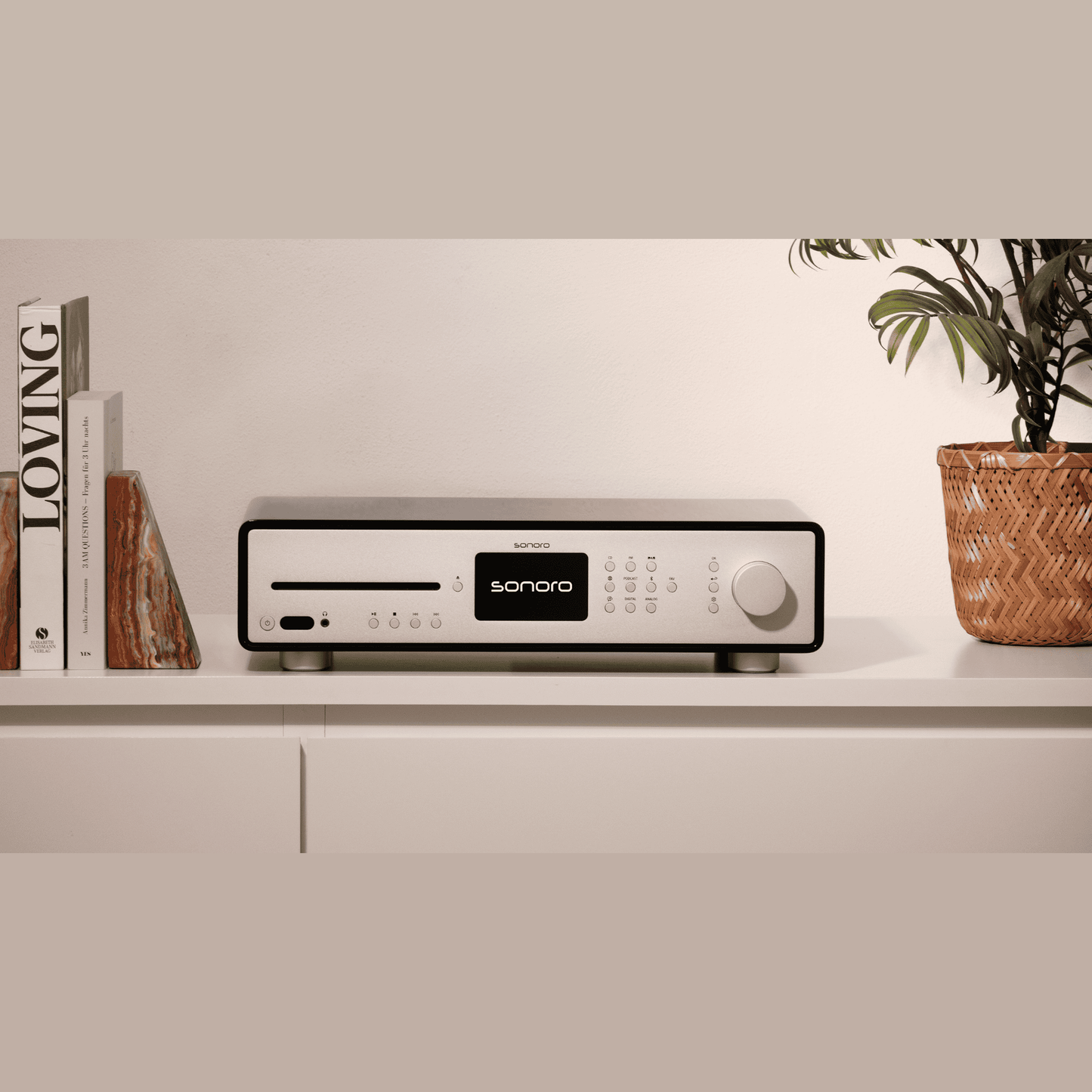 Sonoro Maestro Quantum Stereo-Receiver Lifestyle auf Sideboard, Schwarz hochglänzend