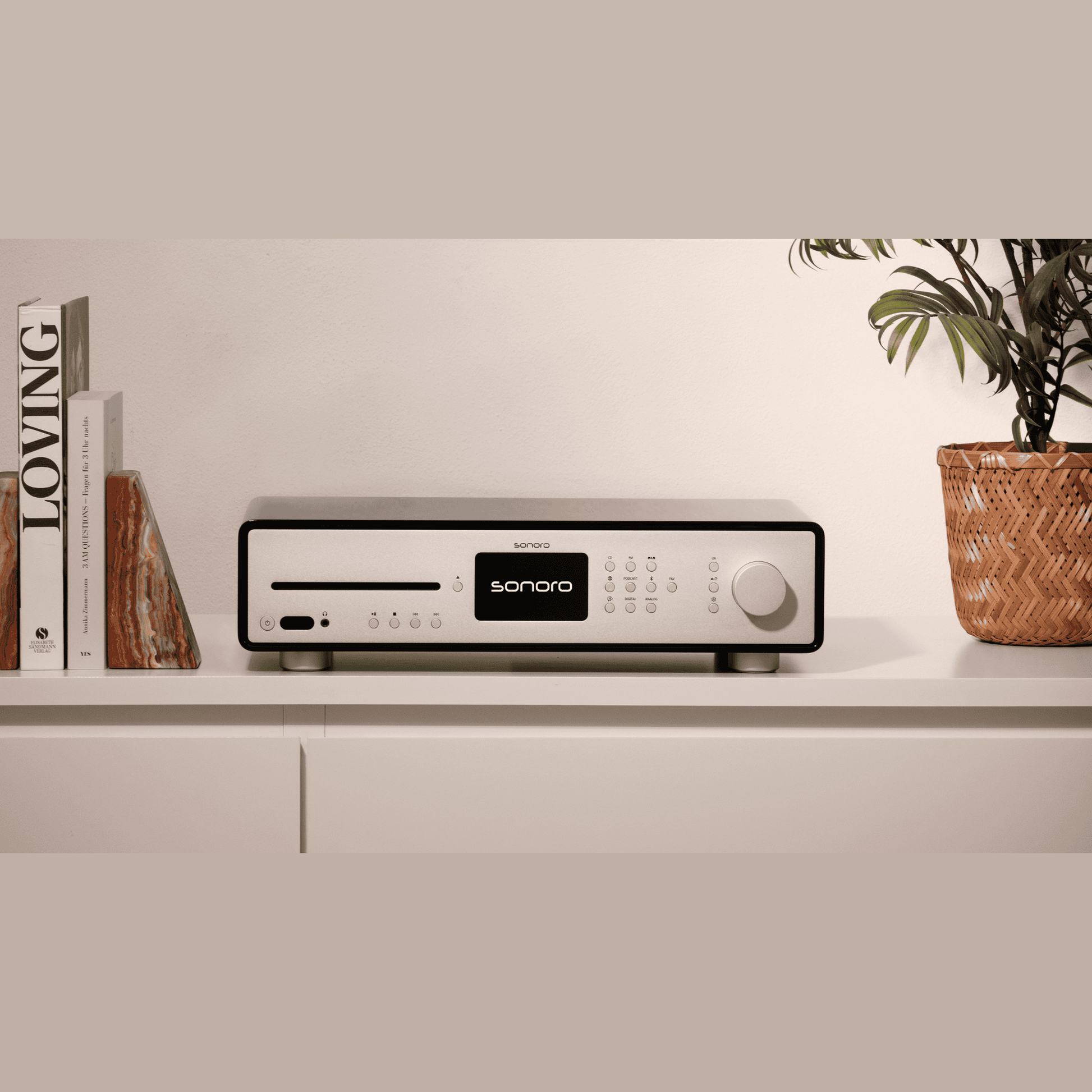 Sonoro Maestro Quantum Stereo-Receiver Lifestyle auf Sideboard, Schwarz hochglänzend