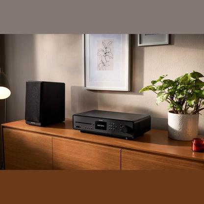 Sonoro Maestro Quantum Stereo-Receiver Lifestyle auf Sideboard, Schwarz matt