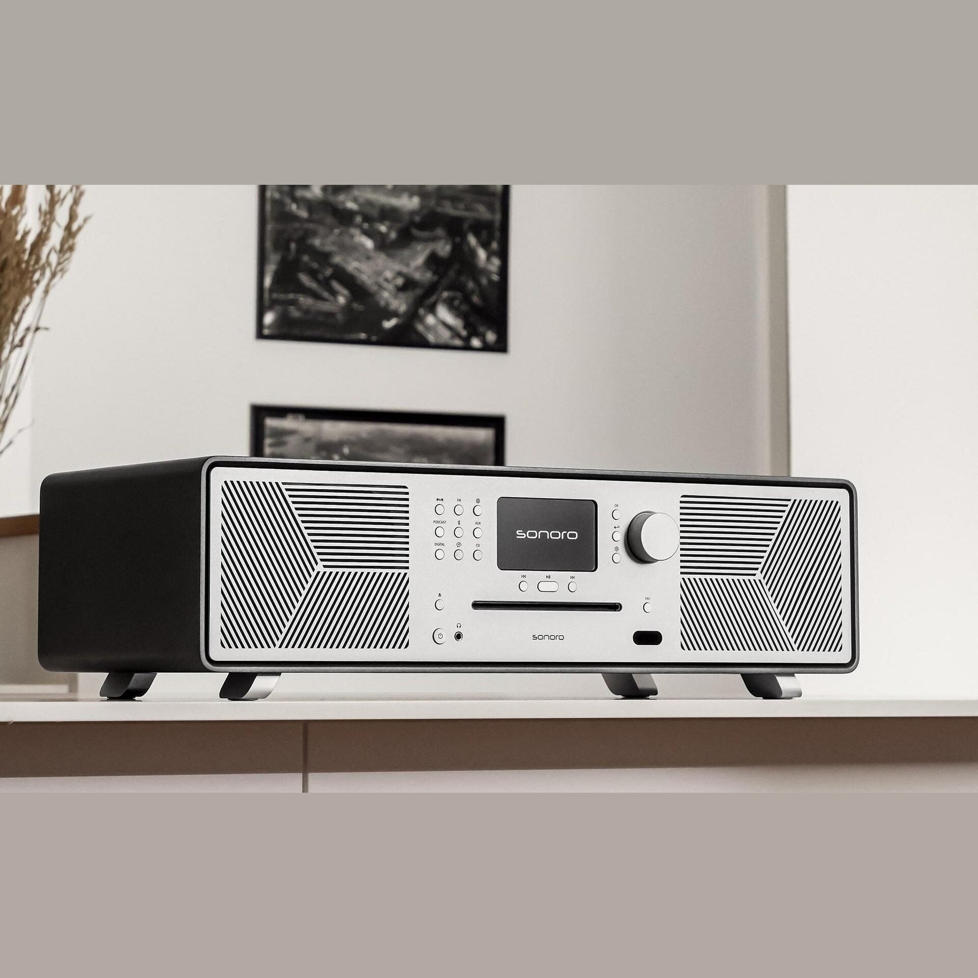 Sonoro Meisterstück Gen.2 All-in-One Lifestyle auf Sideboard vor Bilderwand