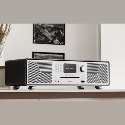 Sonoro Meisterstück Gen.2 All-in-One Lifestyle auf Sideboard vor Bilderwand