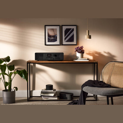 Sonoro Meisterstück Gen.2 All-in-One Lifestyle auf Konsolentisch im Wohnraum, Schwarz matt