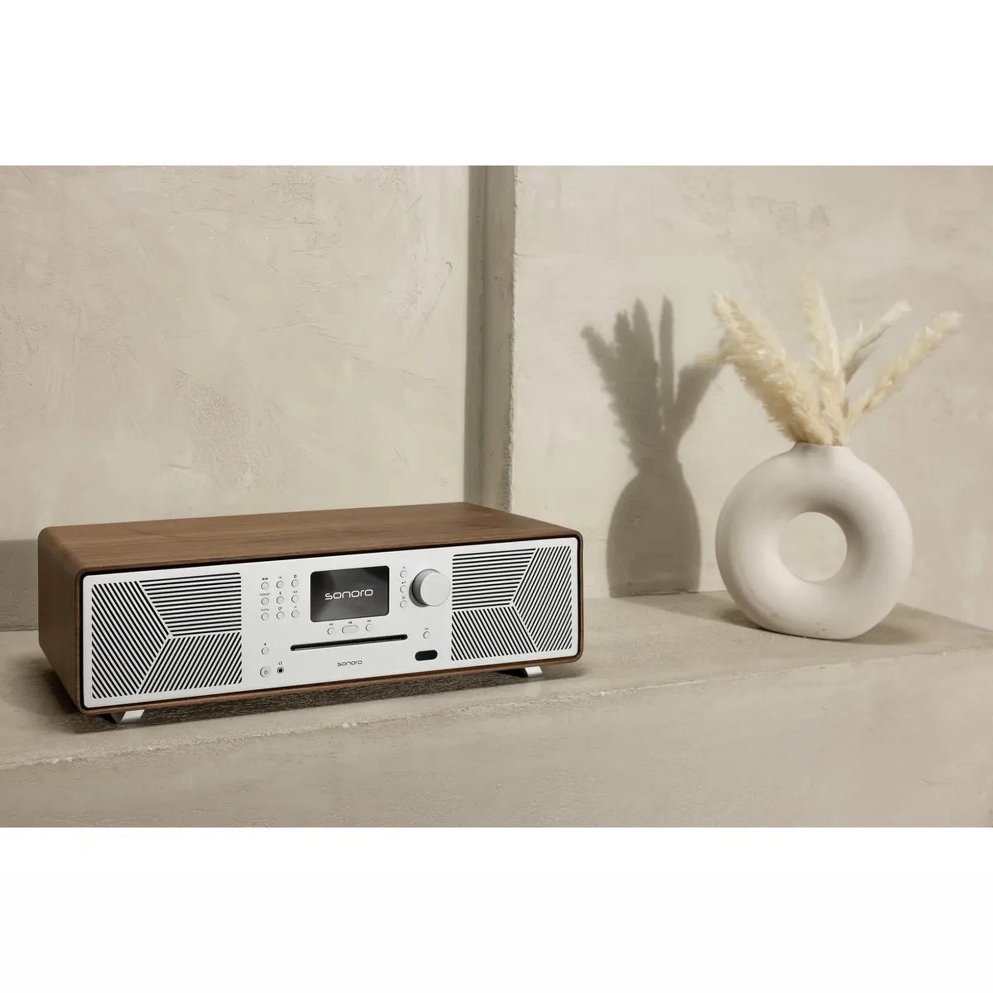 Sonoro Meisterstück Gen.2 All-in-One Lifestyle auf Betonsims mit Vase, Walnuss