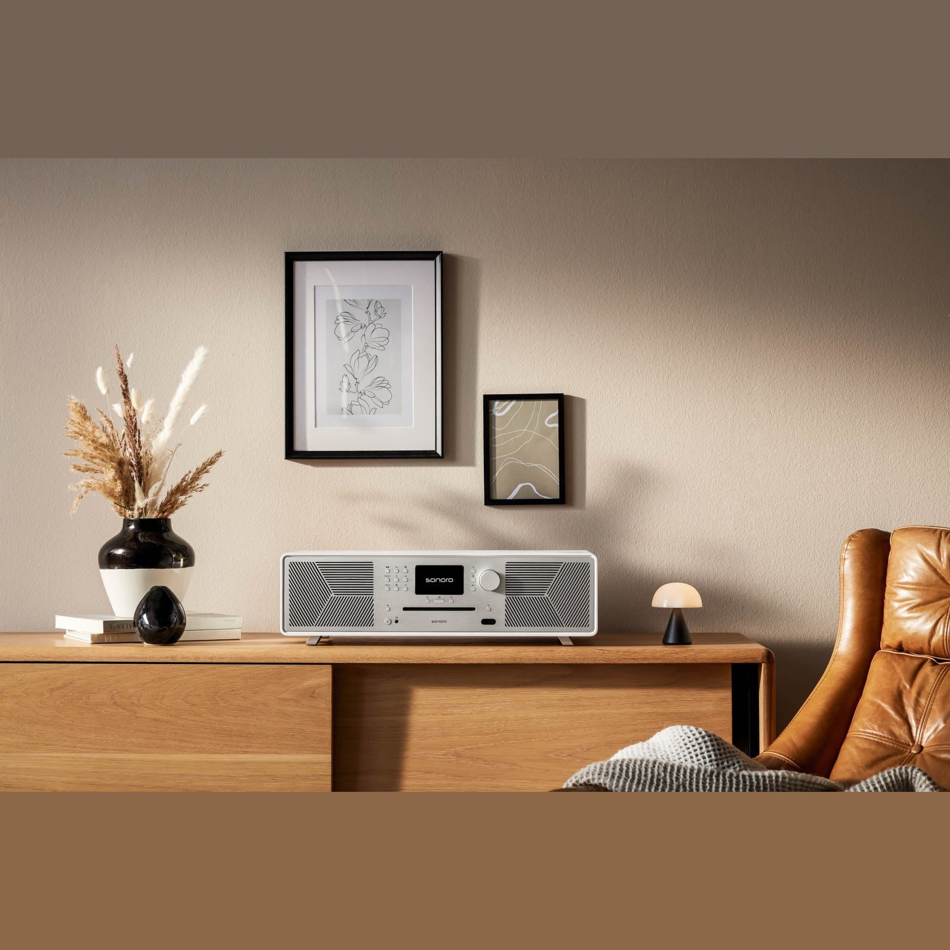 Sonoro Meisterstück Gen.2 All-in-One Lifestyle auf Sideboard mit Ledersessel, Weiss matt