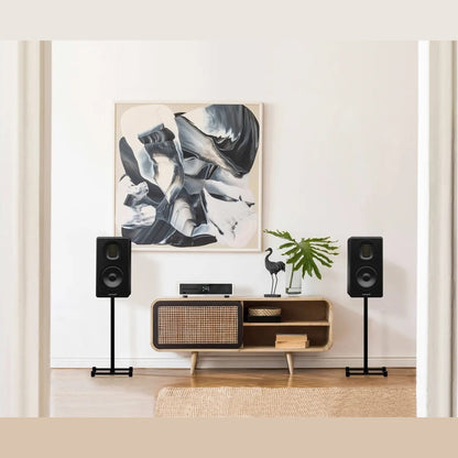 Sonoro Orchestra Gen.2 Regallautsprecher Lifestyle Paar auf Lautsprecherständern im Wohnraum, Schwarz matt