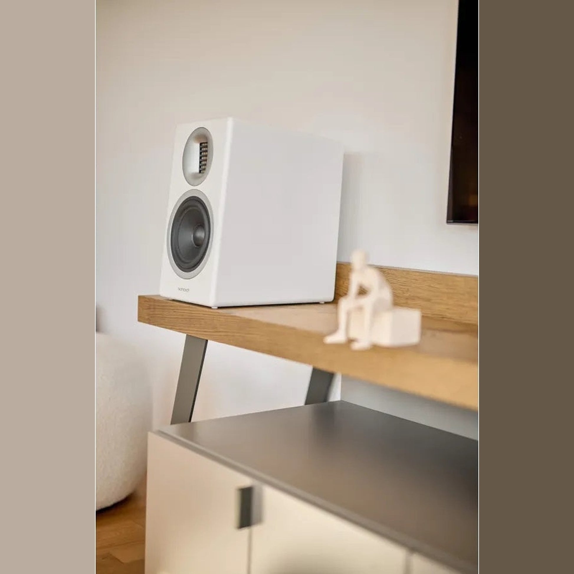 Sonoro Orchestra Gen.2 Regallautsprecher Lifestyle auf Wandregal über Sideboard, Weiss matt