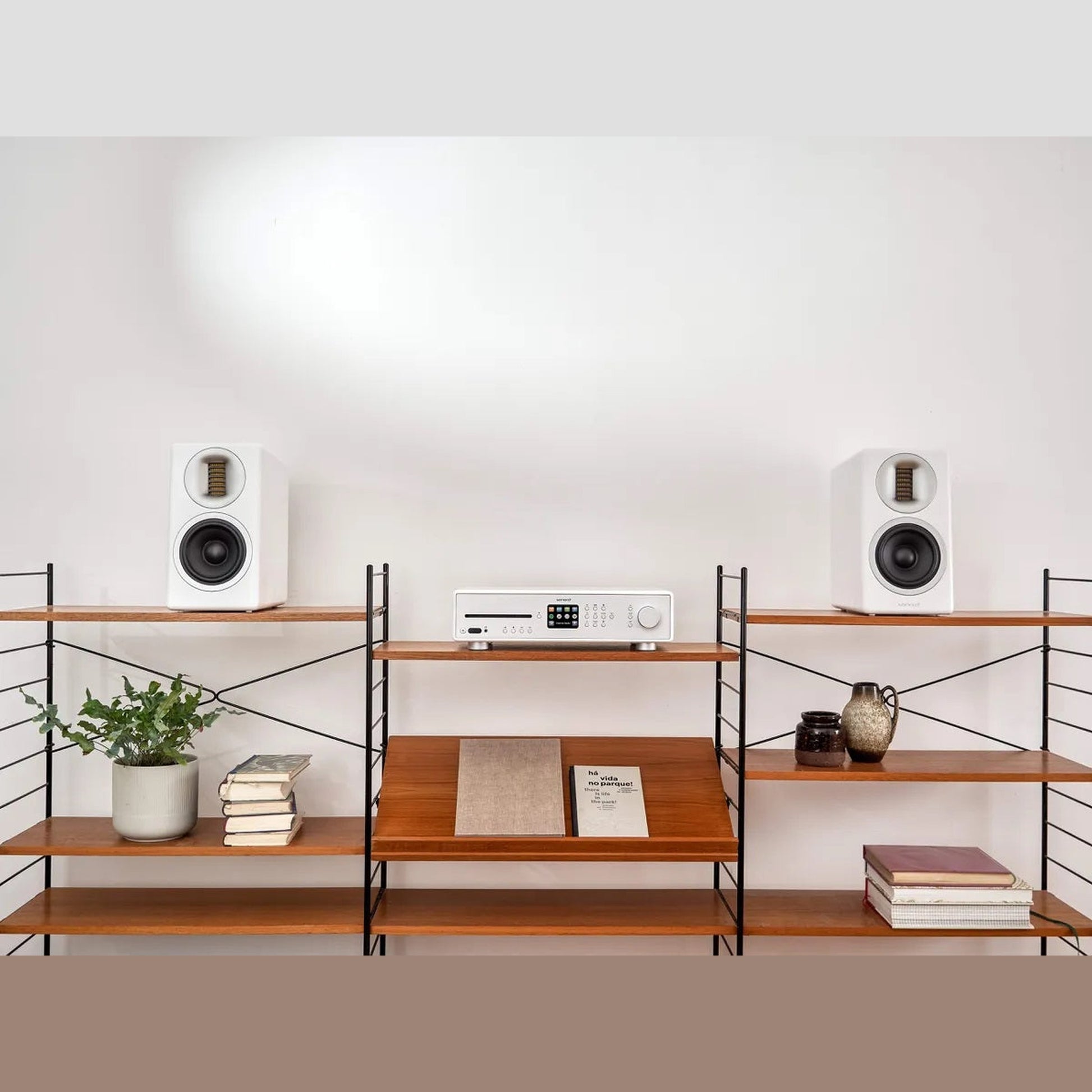 Sonoro Orchestra Gen.2 Regallautsprecher Lifestyle Paar im Regalsystem mit Verstärker, Weiss matt