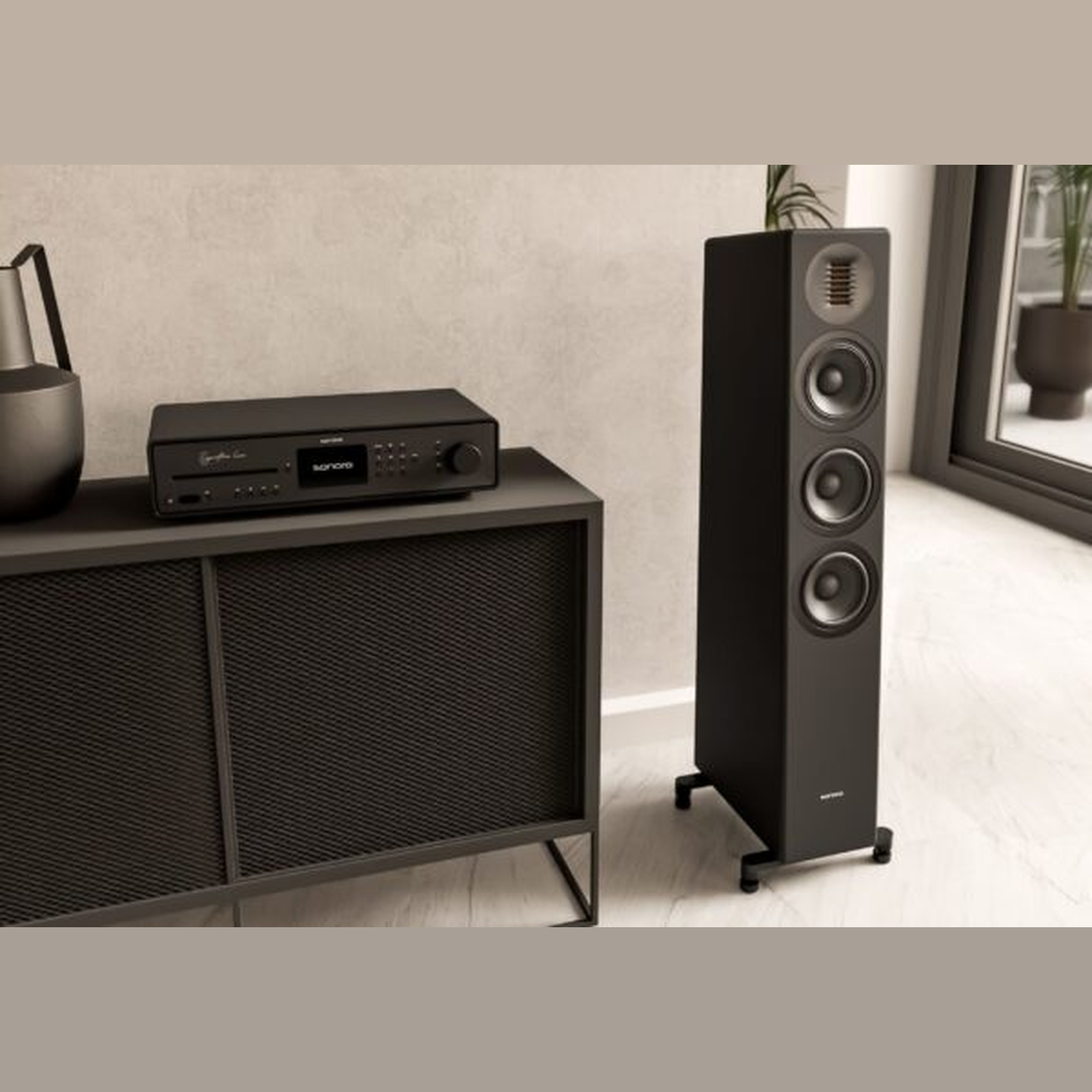 Sonoro Orchestra Shaped Signature Standlautsprecher Lifestyle neben Sideboard mit Verstärker, Schwarz matt