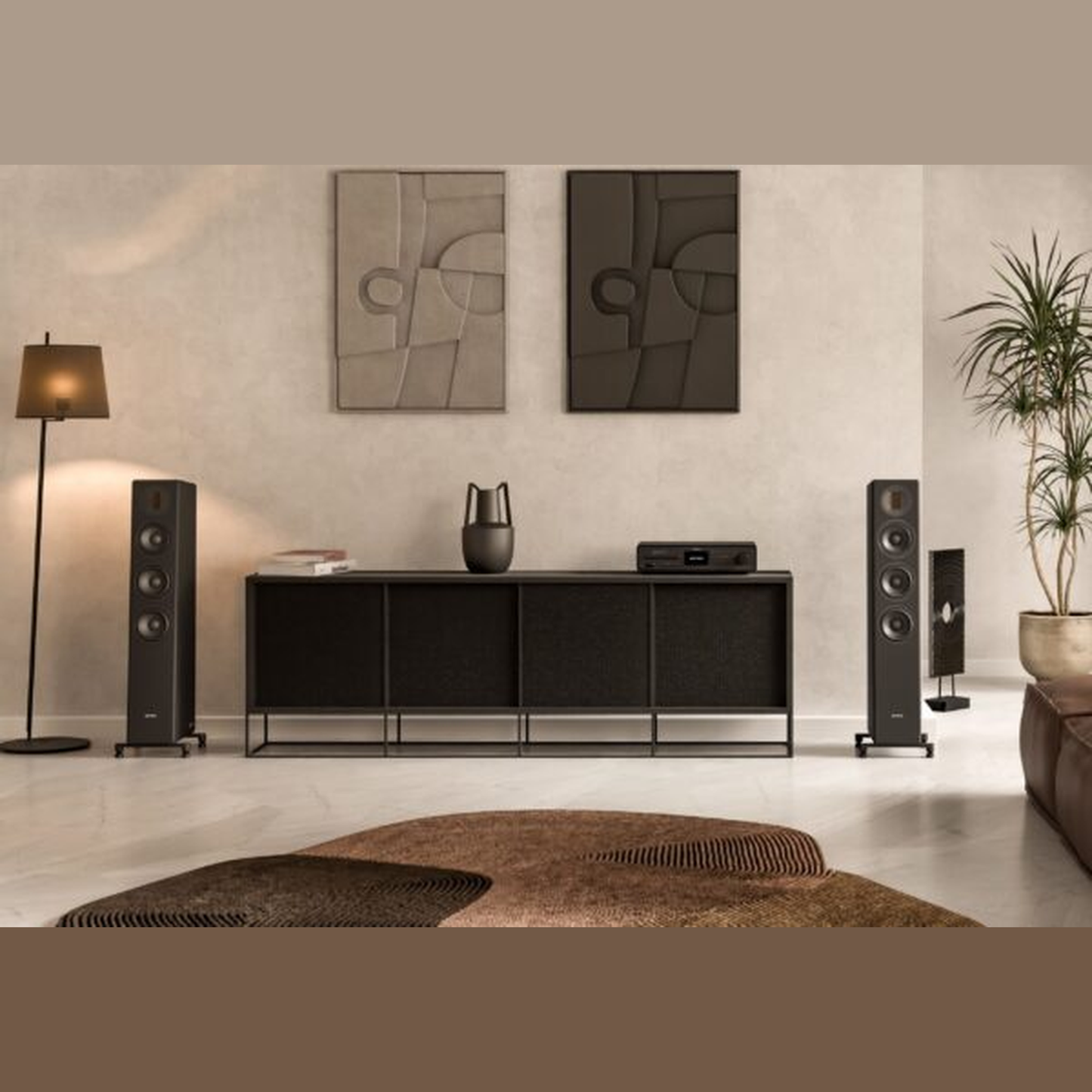Sonoro Orchestra Shaped Signature Standlautsprecher Lifestyle im Wohnraum mit dunklem Sideboard, Schwarz matt