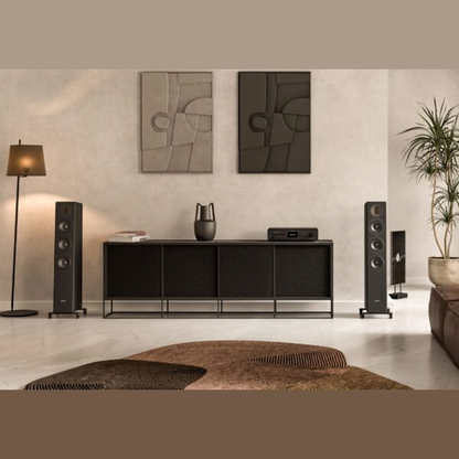 Sonoro Orchestra Shaped Signature Standlautsprecher Lifestyle im Wohnraum mit dunklem Sideboard, Schwarz matt