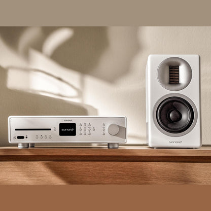 Sonoro Orchestra Slim Regallautsprecher Lifestyle neben CD-Receiver im Sonnenlicht, Weiss matt