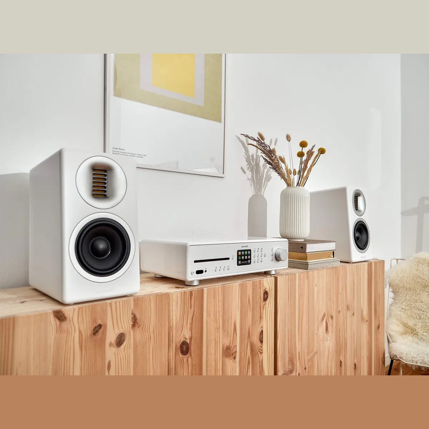 Sonoro Orchestra Slim Regallautsprecher Lifestyle Stereopaar auf Holzsideboard, Weiss matt