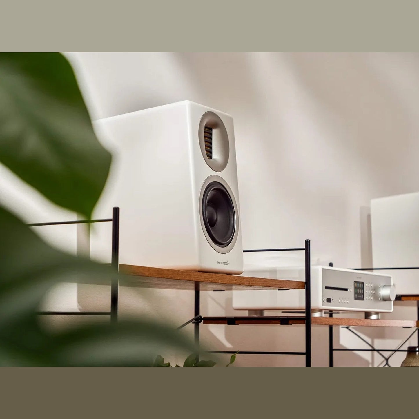 Sonoro Orchestra Slim Regallautsprecher Lifestyle auf Regalbrett mit Zimmerpflanze, Weiss matt