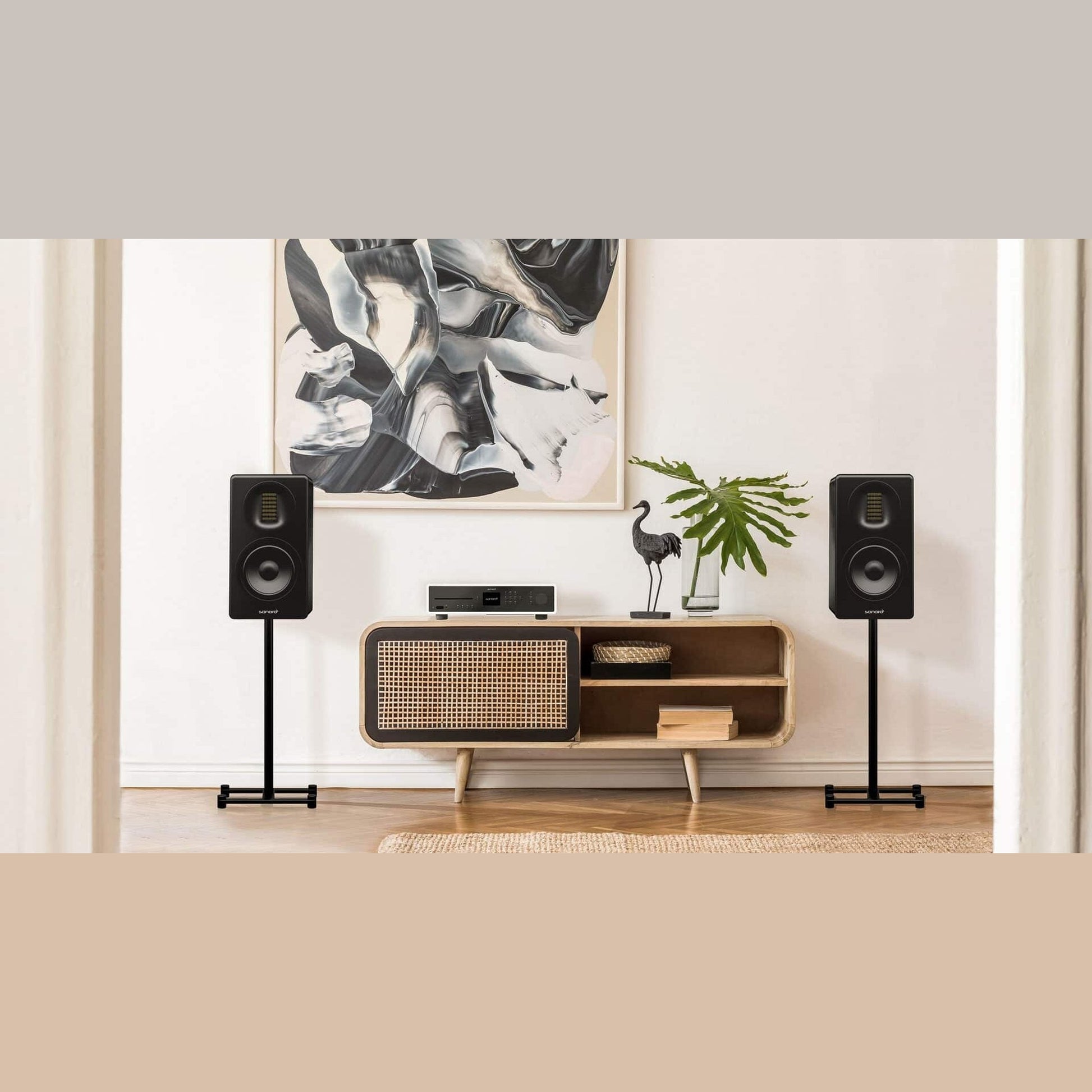 Sonoro Orchestra Stand Lautsprecher-Ständer Lifestyle mit Regallautsprechern im Wohnraum, Schwarz
