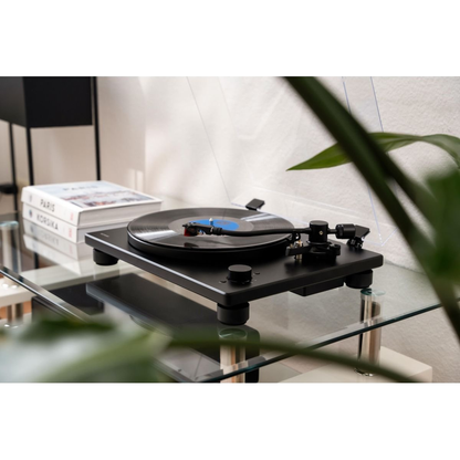 Sonoro Platinum Automatic EAS Plattenspieler schwarz matt auf Sideboard – Lifestyle