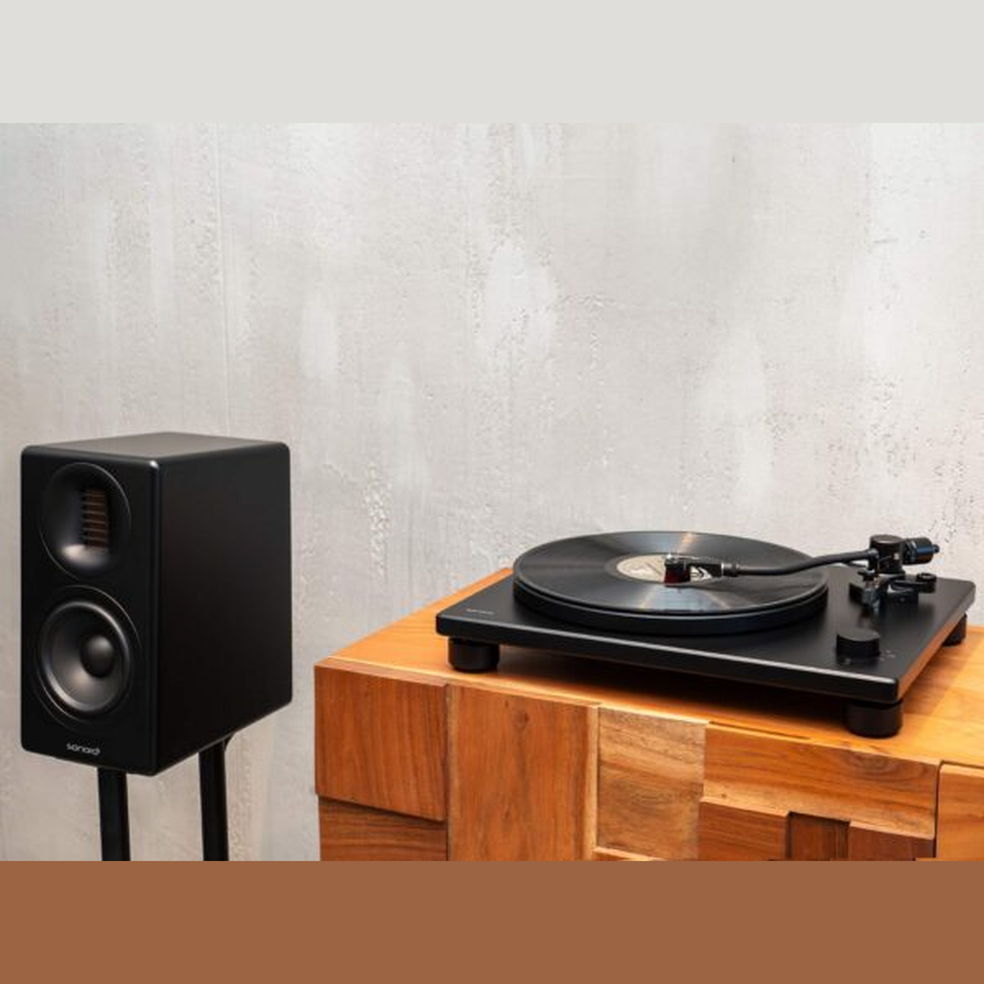 Sonoro Platinum Automatic EAS Plattenspieler Lifestyle auf Holzsideboard, Schwarz matt