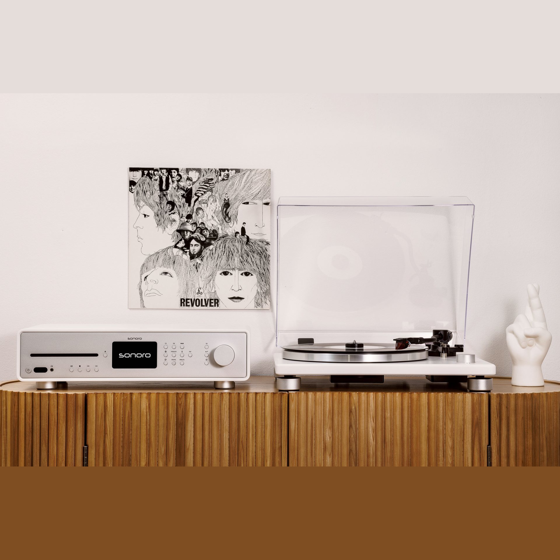 Sonoro Platinum Automatic EAS Plattenspieler Lifestyle auf Sideboard mit Schallplatten, Weiss matt