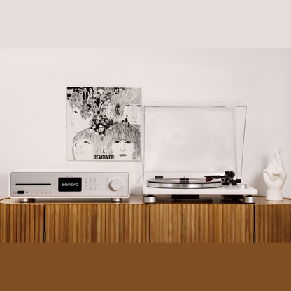 Sonoro Platinum Automatic EAS Plattenspieler Lifestyle auf Sideboard mit Schallplatten, Weiss matt