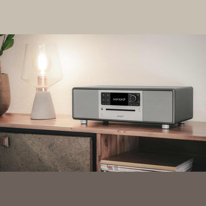 Sonoro Prestige All-in-One Lifestyle auf Holzsideboard mit Tischlampe, Graphit matt