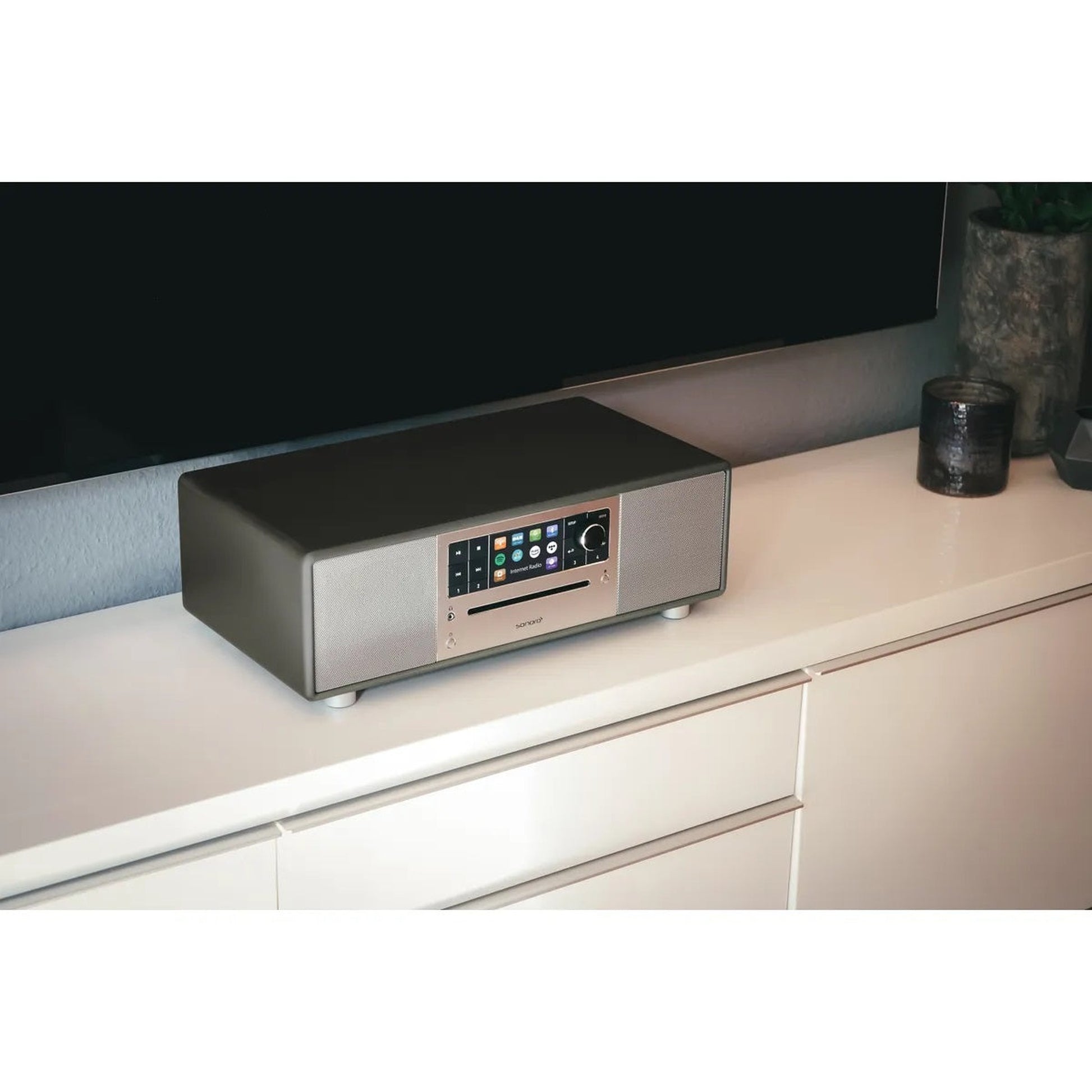 Sonoro Prestige All-in-One Lifestyle auf hellem Sideboard, Graphit matt