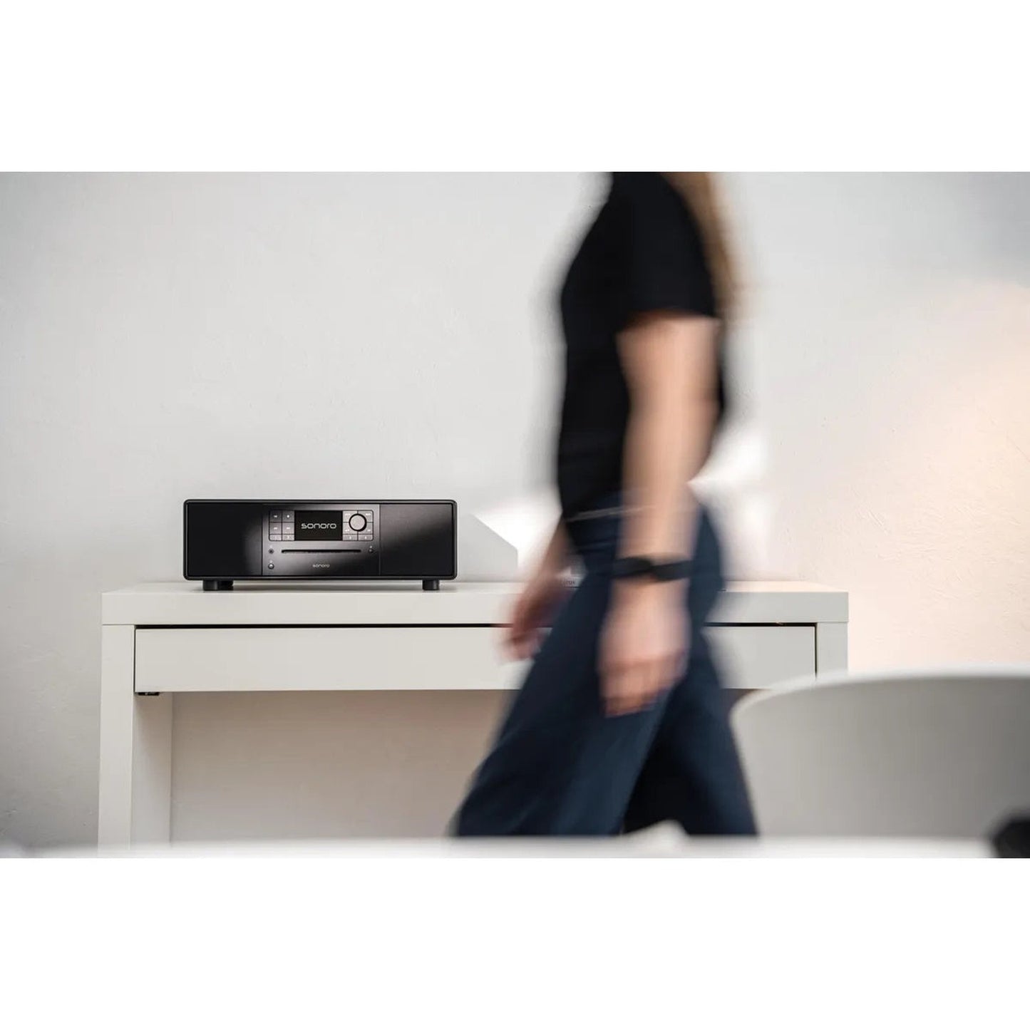 Sonoro Prestige All-in-One Lifestyle auf weissem Beistelltisch, Schwarz matt