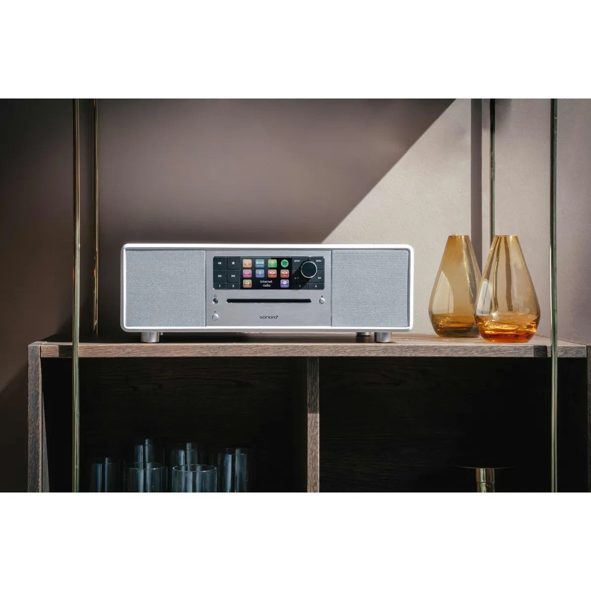 Sonoro Prestige All-in-One Lifestyle im Regal mit Glasvasen, Weiss hochglänzend
