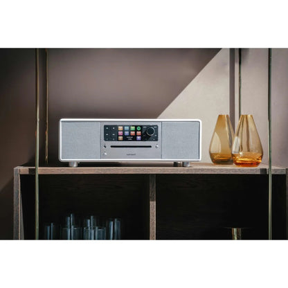Sonoro Prestige All-in-One Lifestyle im Regal mit Glasvasen, Weiss hochglänzend