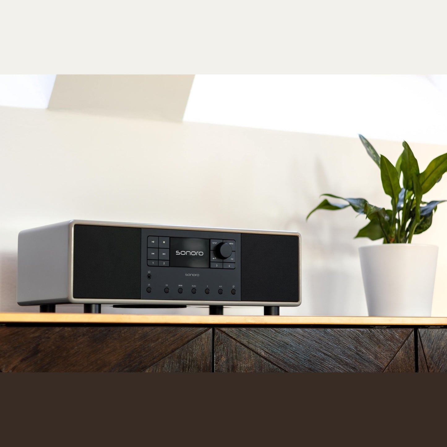 Sonoro Primus Musiksystem Lifestyle auf Holzsideboard, Chalk Grey