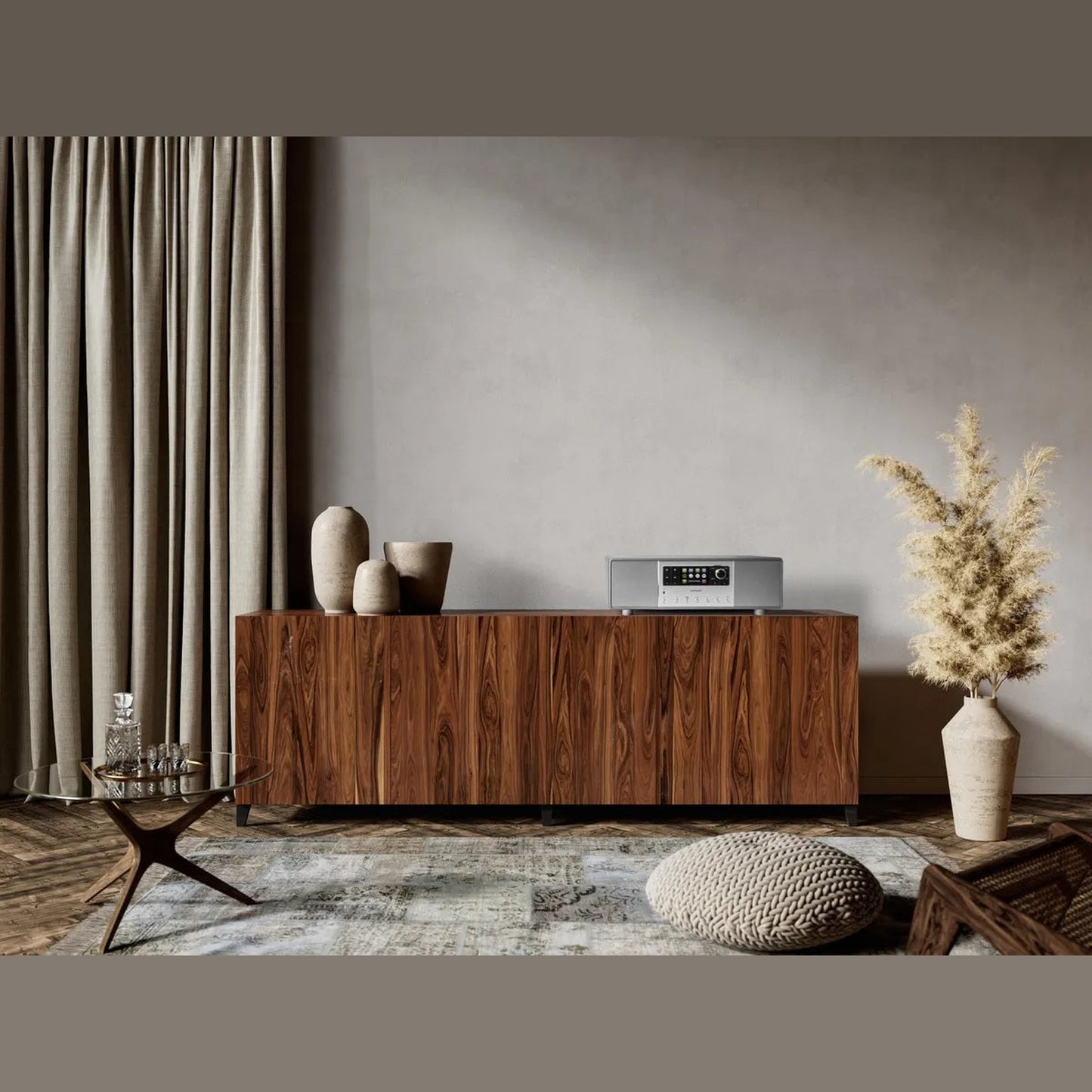 Sonoro Primus Musiksystem Lifestyle auf Nussbaum-Sideboard, Graphit matt