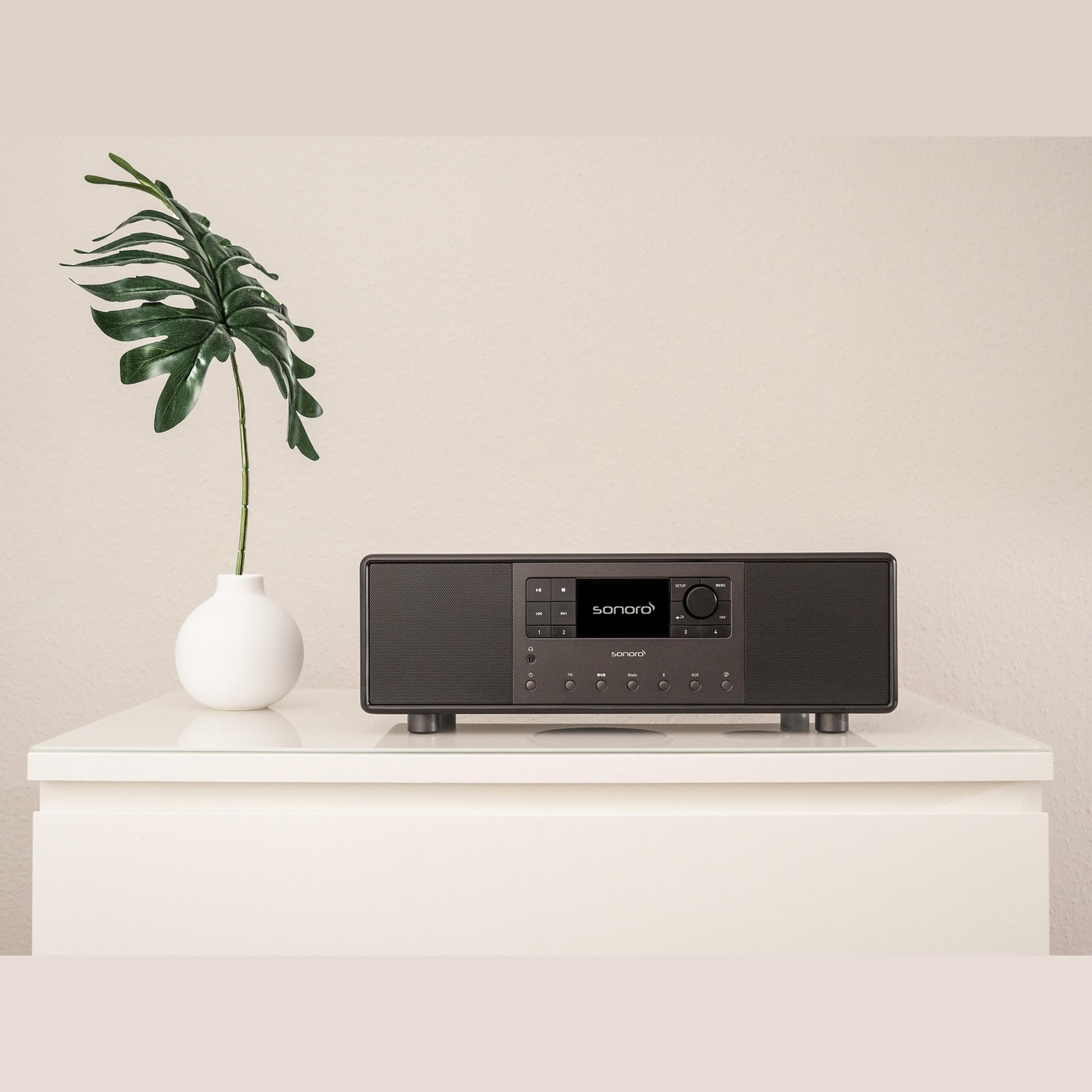 Sonoro Primus Musiksystem Lifestyle auf weisser Kommode mit Vase, Schwarz matt