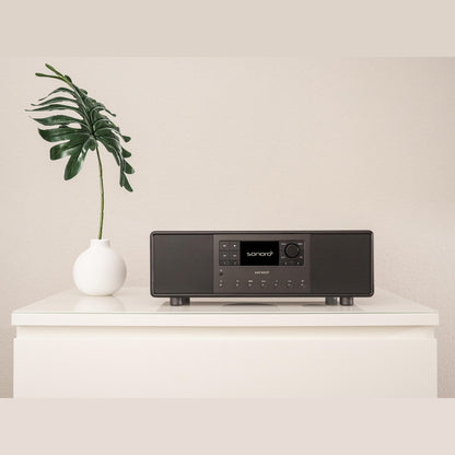 Sonoro Primus Musiksystem Lifestyle auf weisser Kommode mit Vase, Schwarz matt