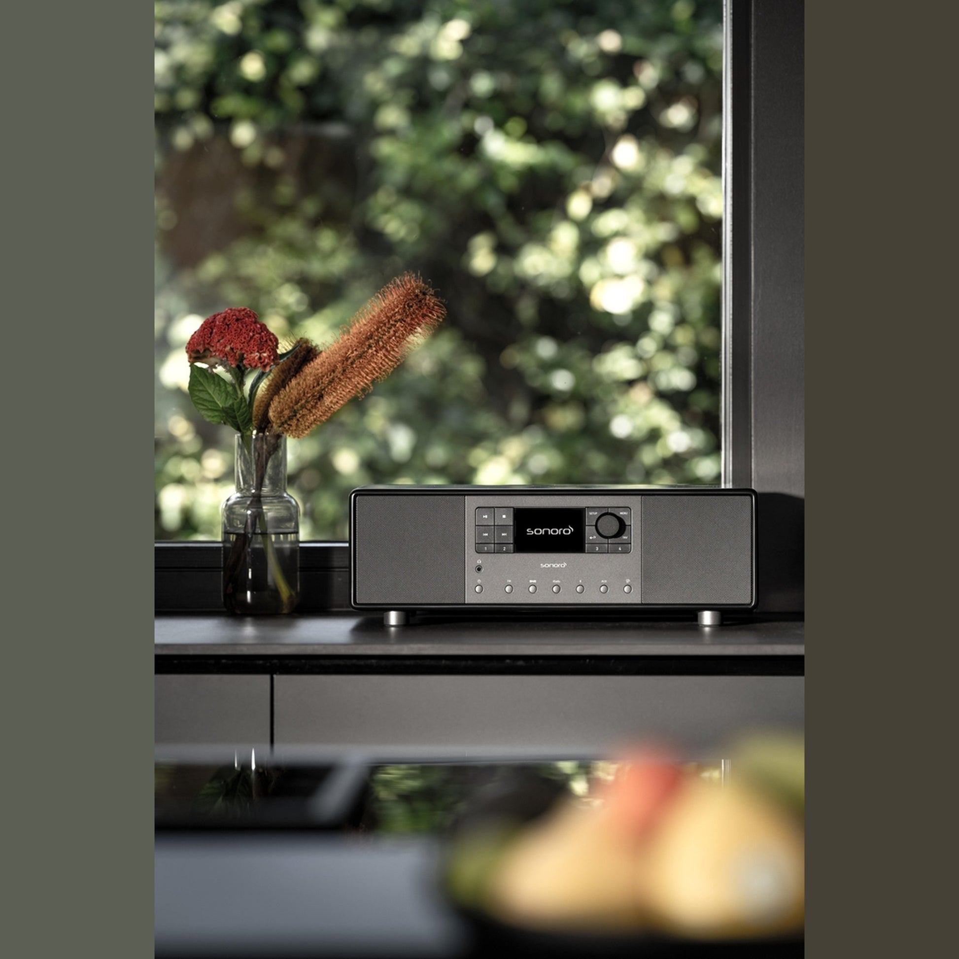 Sonoro Primus Musiksystem Lifestyle auf Küchenzeile am Fenster, Schwarz matt