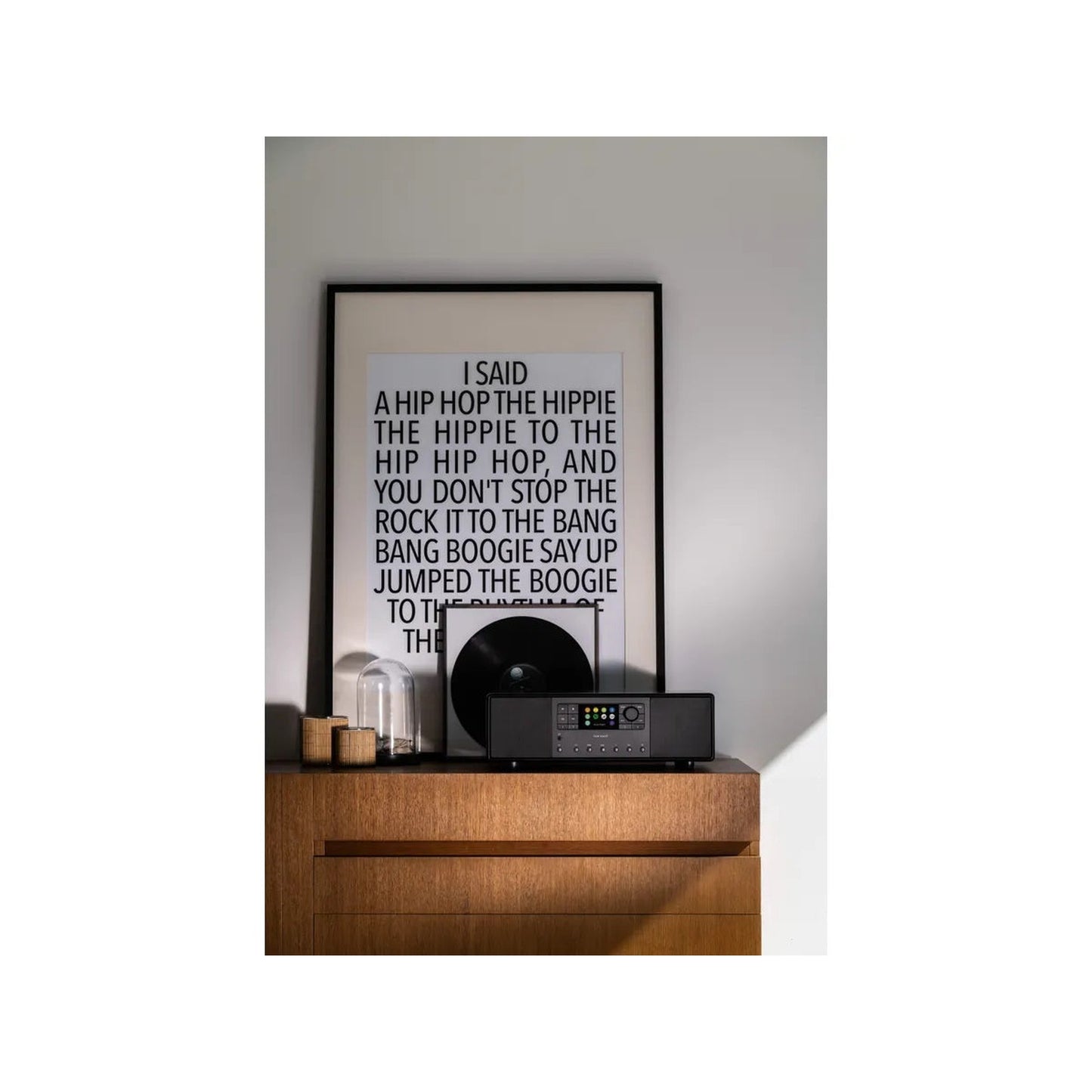 Sonoro Primus Musiksystem Lifestyle auf Holzsideboard, Schwarz matt