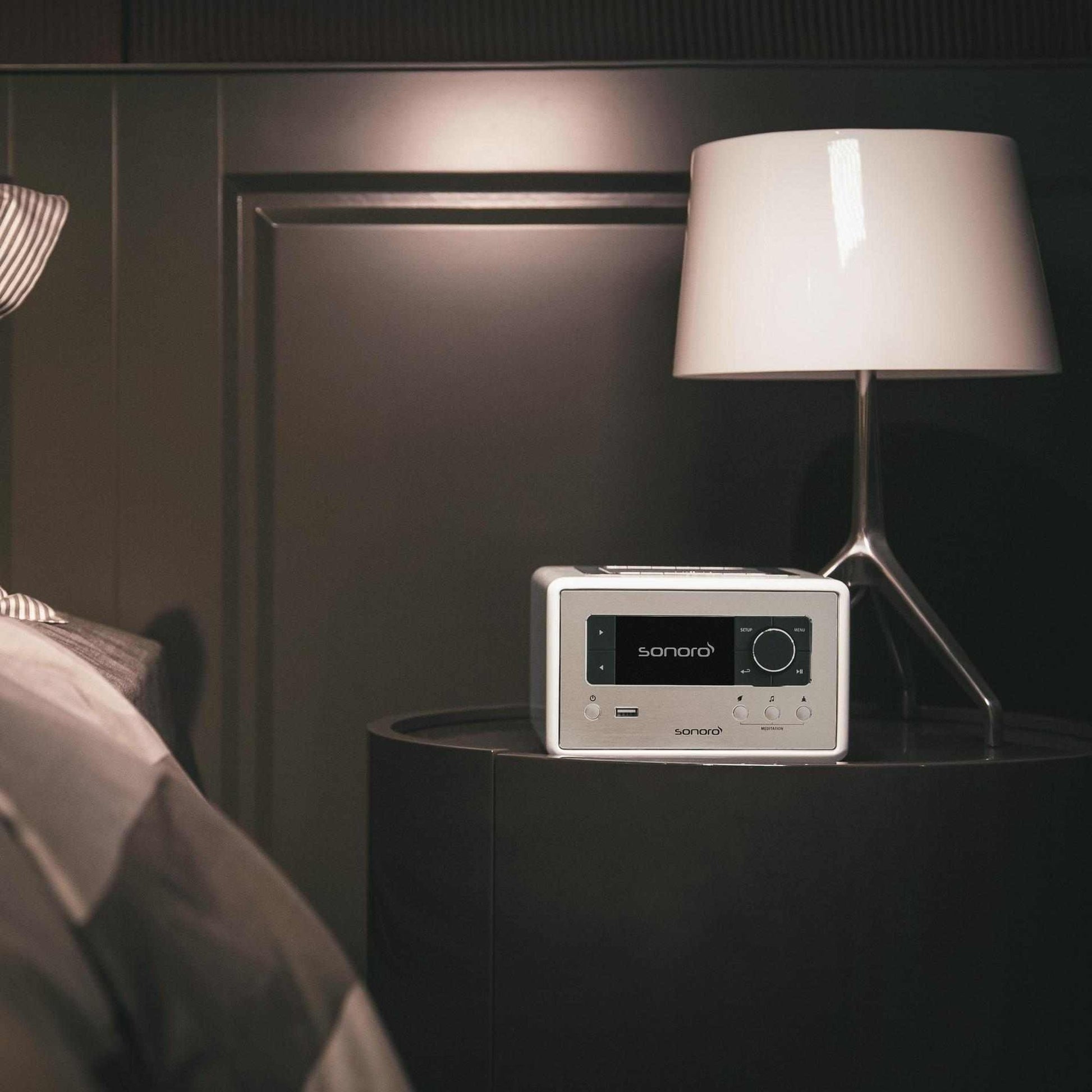Sonoro Relax Internetradio Lifestyle auf Nachttisch mit Leselampe