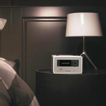 Sonoro Relax Internetradio Lifestyle auf Nachttisch mit Leselampe