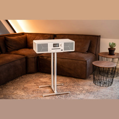 Sonoro Stand Möbelständer Lifestyle im Wohnzimmer mit aufgestelltem Internetradio