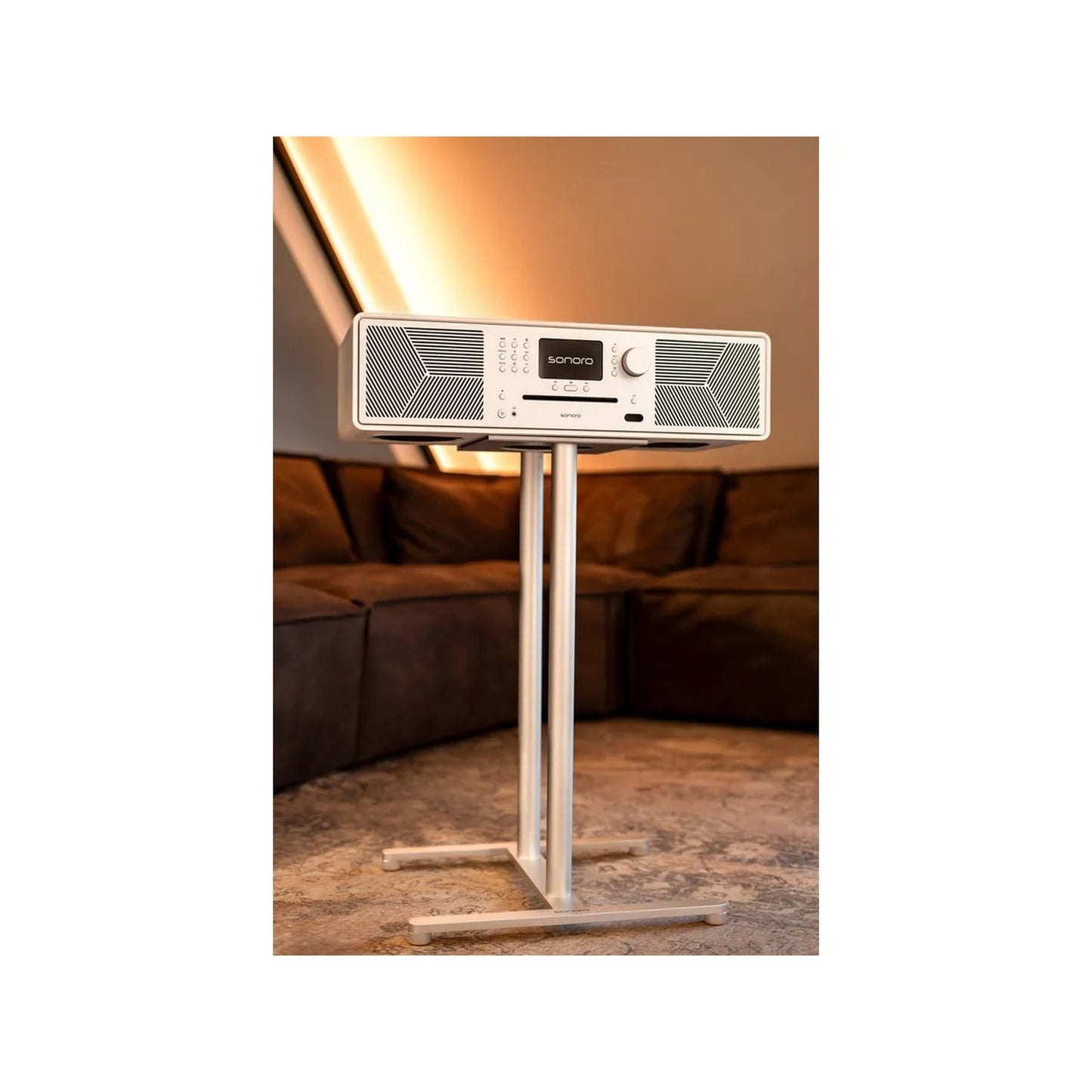 Sonoro Stand Möbelständer Lifestyle neben Sofa mit Internetradio, Silber