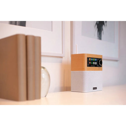 Sonoro Stream Internetradio Lifestyle auf Regal mit ausgezogener Antenne, Ahorn