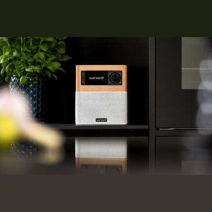 Sonoro Stream Internetradio Lifestyle auf dunklem Küchenregal, Ahorn