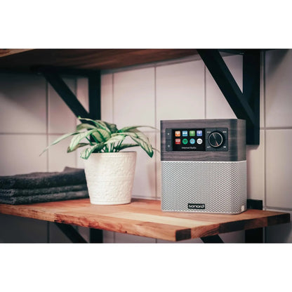 Sonoro Stream Internetradio Lifestyle auf Holzregal an Fliesenwand, Mooreiche