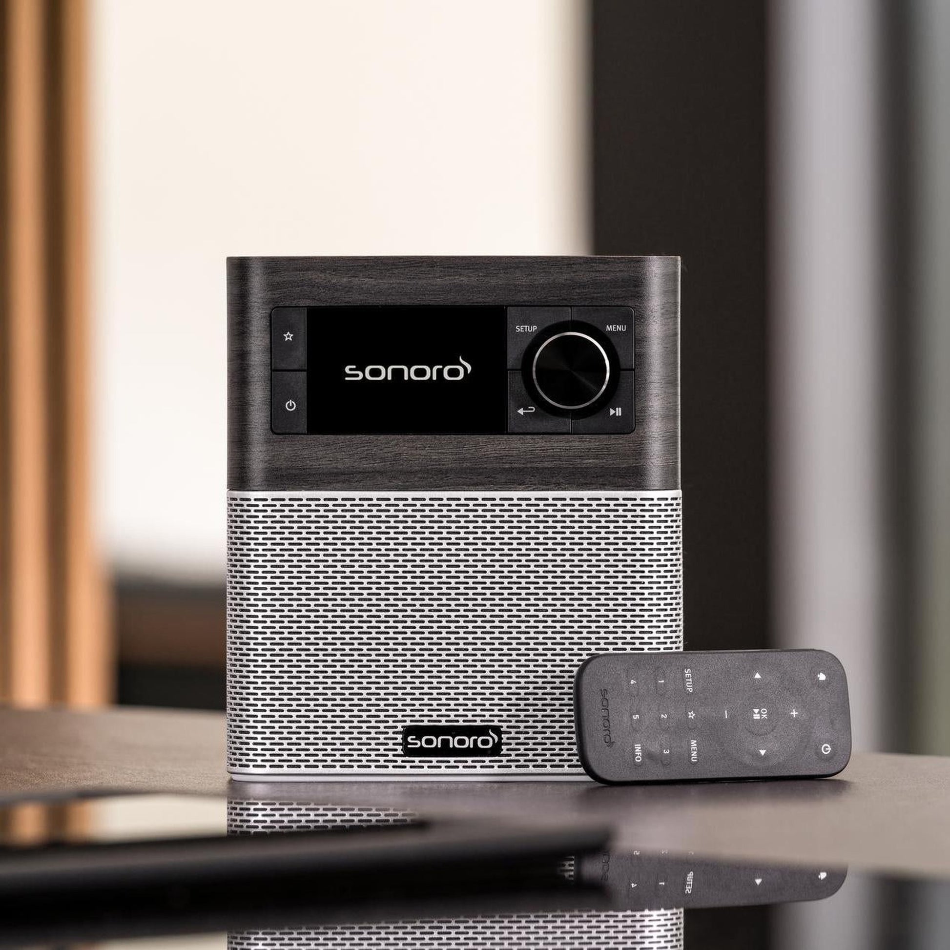 Sonoro Stream Internetradio Lifestyle Nahaufnahme mit Fernbedienung, Mooreiche